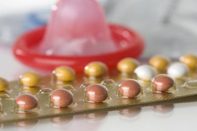 Anti-Baby-Pillen und Kondom